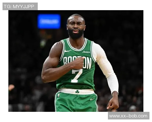 杰伦布朗半场状态低迷14投仅3中仅得7分6板3助失误2次表现不佳